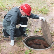 Drainage contractor inspecting a residential property in Los Angeles